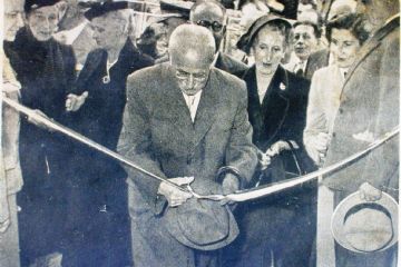 Il Presidente Luigi Einaudi durante l'inaugurazione dell'edificio comunale di Colleretto Giacosa